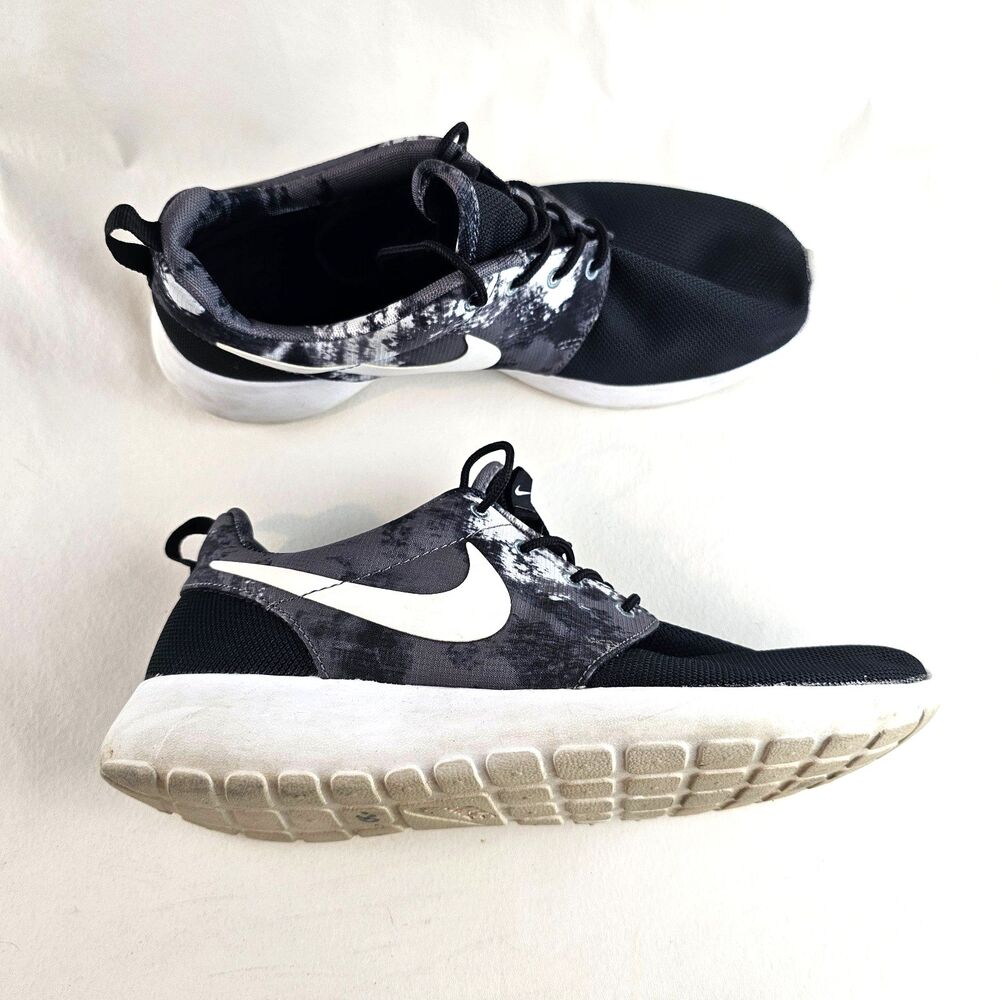 Nike Roshe One Print Womens 9.5 Black White Tie Dye Running Shoes Sneakers